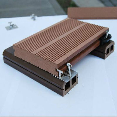 Ajoutez du style et de la fonctionnalité à votre terrasse avec nos accessoires composites