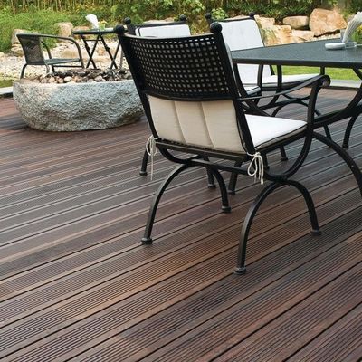 Carreaux d'entrelacement de terrasses en bambou à surface brillante pour l'installation de terrasses extérieures