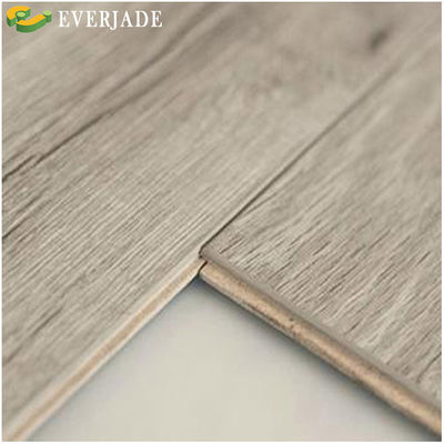 Plancher conçu avec plancher en tuiles laminées étanches et avantage antidérapant