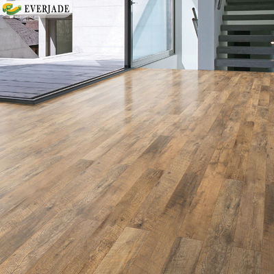 Plancher conçu avec plancher en tuiles laminées étanches et avantage antidérapant