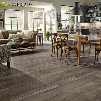 Plancher conçu avec plancher en tuiles laminées étanches et avantage antidérapant