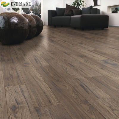 Plancher conçu avec plancher en tuiles laminées étanches et avantage antidérapant
