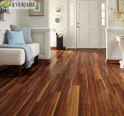 Plancher conçu avec plancher en tuiles laminées étanches et avantage antidérapant