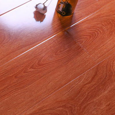 Les carreaux en bois pour la chambre, le salon et la cuisine améliorent l'ambiance de votre maison