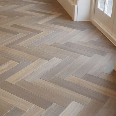 Les carreaux en bois pour la chambre, le salon et la cuisine améliorent l'ambiance de votre maison