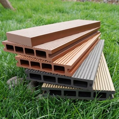 Vente directe de planches de terrasses en composite extérieur à densité de 1,3% à 1,4% et étanches