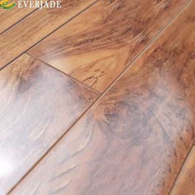 Plancher stratifié de 12 mm d'épaisseur pour type d'installation T G et taille de planche 1218x198 mm