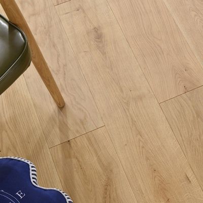 Couleur en chêne discontinuée 12 mm plancher intérieur laminé en carreaux en rouleau Mdf plancher en bois