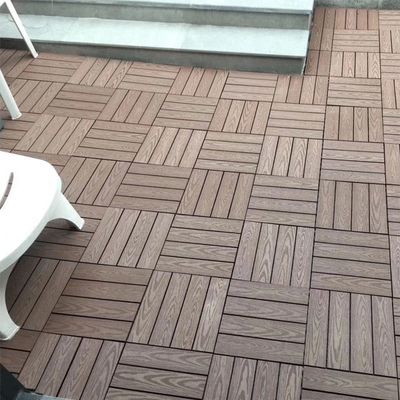 Transformez l'espace extérieur de votre hôtel avec des carreaux de terrasse en bois 300x300x22/25 mm