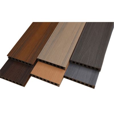 Décoration extérieure en WPC résistant aux fissures avec conception en grains de bois et technologie de co-extrusion