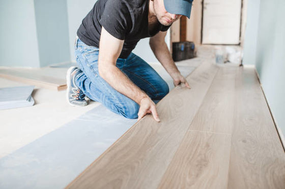 Installation du système Unilin Click SPC de revêtement de sol pour les solutions insonorisées et imperméables