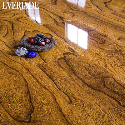 Le plancher laminé à surface lisse en relief pour la formation sur place au sein d'EVERJADE