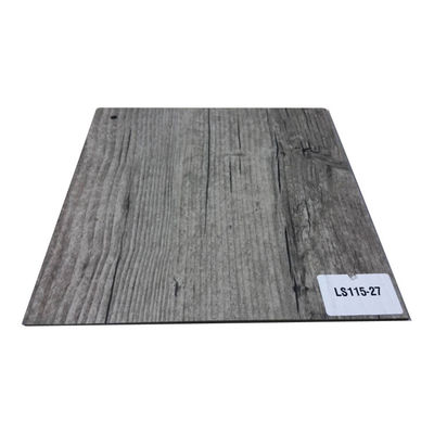 L'hôtel doit avoir un plancher anti- rayures SPC 4 mm avec une tuile composite en plastique.