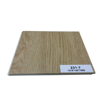 L'hôtel doit avoir un plancher anti- rayures SPC 4 mm avec une tuile composite en plastique.