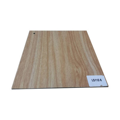 L'hôtel doit avoir un plancher anti- rayures SPC 4 mm avec une tuile composite en plastique.