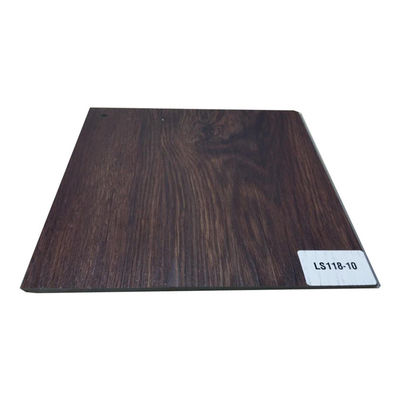 L'hôtel doit avoir un plancher anti- rayures SPC 4 mm avec une tuile composite en plastique.