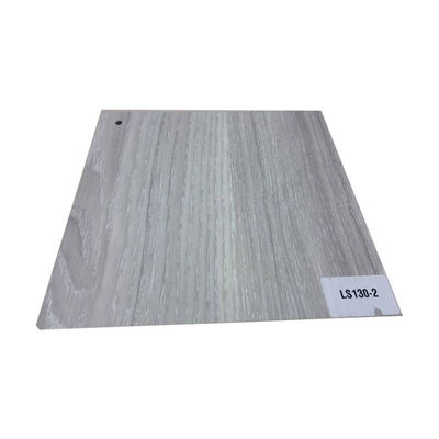 L'hôtel doit avoir un plancher anti- rayures SPC 4 mm avec une tuile composite en plastique.