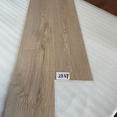Simple couleur Spc Cliquez plancher Fabriqué à partir de matériaux 100% vierges pour une installation facile