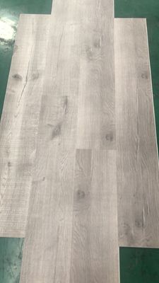 Simple couleur Spc Cliquez plancher Fabriqué à partir de matériaux 100% vierges pour une installation facile