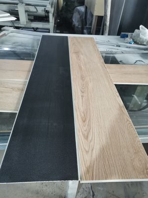 Simple couleur Spc Cliquez plancher Fabriqué à partir de matériaux 100% vierges pour une installation facile