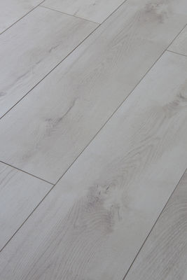 Plancher laminé AC3 de 7 mm pour une fonction insonorisée et des performances résistantes à l'usure élevées