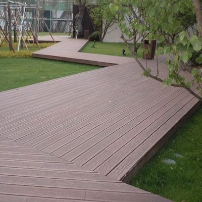 Carreaux d'entrelacement de terrasses en bambou à surface brillante pour l'installation de terrasses extérieures