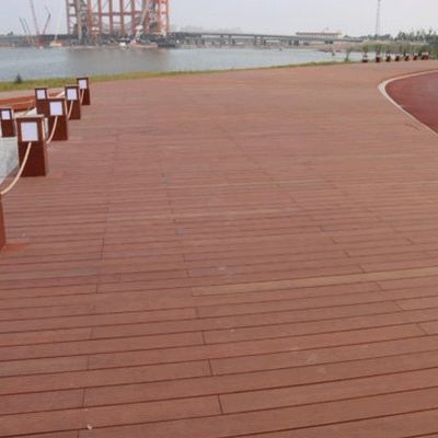 Carreaux d'entrelacement de terrasses en bambou à surface brillante pour l'installation de terrasses extérieures