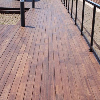 Carreaux d'entrelacement de terrasses en bambou à surface brillante pour l'installation de terrasses extérieures