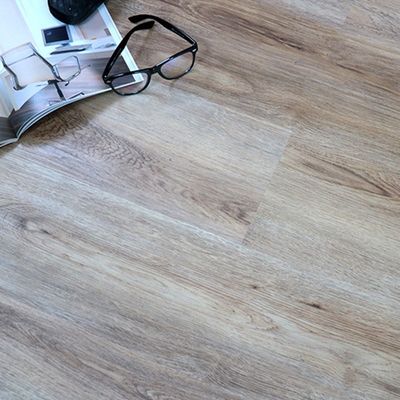 Planchers en bois de bureau comme auto-adhésif vinyle PVC en plastique avec conception en relief