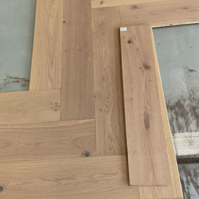 Plancher en bois de conception multicolore pour le meilleur plancher à os de poisson à os d'heringue incurvé