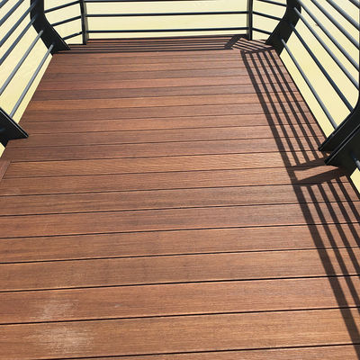 Transformez votre espace extérieur avec des revêtements de sol composites de conception moderne et écologique