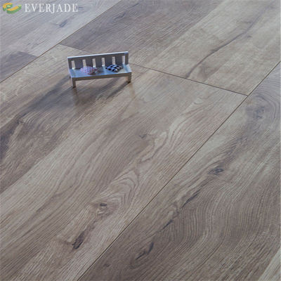 Plancher laminé en chêne clair placé EIR Pisos Laminados avec technologie Bevelled