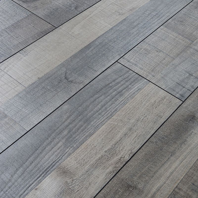 Plancher laminé en chêne clair placé EIR Pisos Laminados avec technologie Bevelled
