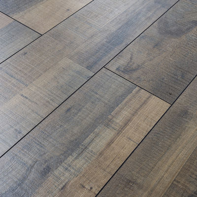 Plancher laminé en chêne clair placé EIR Pisos Laminados avec technologie Bevelled