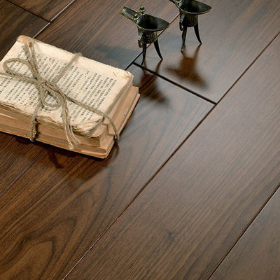 Plancher de chêne à trois couches pour une installation lisse