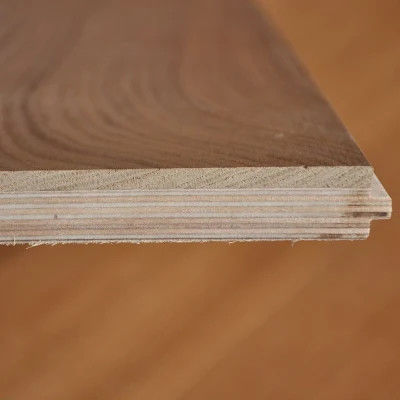 Plancher de chêne à trois couches pour une installation lisse