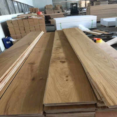Plancher de chêne à trois couches pour une installation lisse