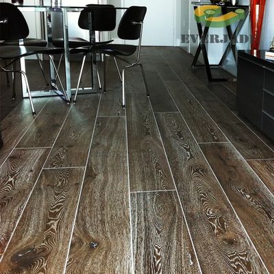 Plancher en bois artificiel à trois couches de 20 mm de chêne européen avec finition en relief noir