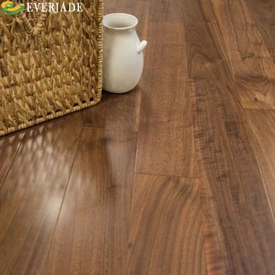 Densité de capacité durable 12 mm plancher stratifié en grains de bois avec motif de harengbone