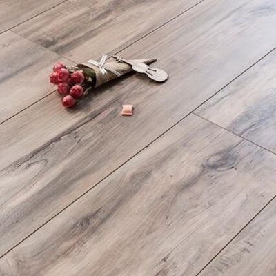 Plancher en vinyle laminé rigide imperméable à l'eau à l'intérieur avec une texture en bois