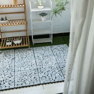 Plancher extérieur personnalisé en tuile de marbre avec plate-forme en contreplaqué et cadre en aluminium