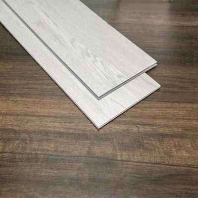 Plancher SPC imperméable à l'eau et antidérapant en bois