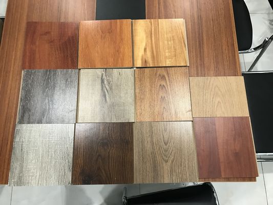 Plancher en planche laminée imperméable à l'eau à effet de grain de bois de 8 mm avec motif de bévelle en U-groove
