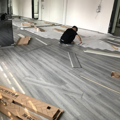 Carreaux de planche en vinyle spc pour intérieur, faciles à installer et revêtement UV étanche