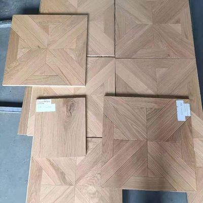 Planche de plancher en bois conçue pour le salon avec un parquet artistique