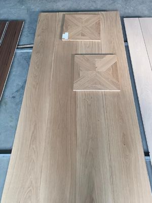 Planche de plancher en bois conçue pour le salon avec un parquet artistique