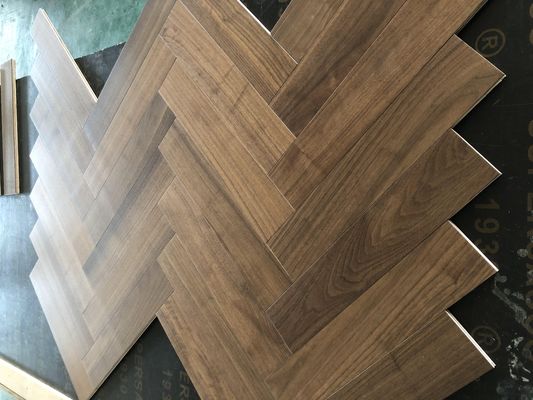 Planche de plancher en bois conçue pour le salon avec un parquet artistique