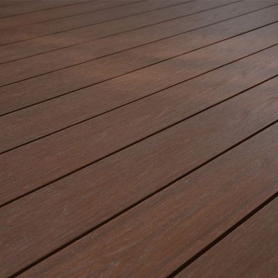 Plancher composite bois-plastique pour planches de terrasses résistantes aux UV et à l'eau en gris argenté
