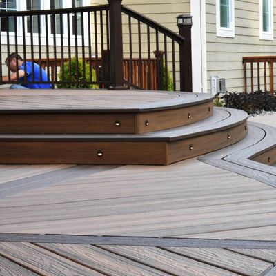 Plancher composite bois-plastique pour planches de terrasses résistantes aux UV et à l'eau en gris argenté