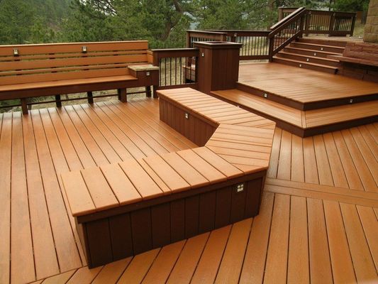 Plancher composite bois-plastique pour planches de terrasses résistantes aux UV et à l'eau en gris argenté